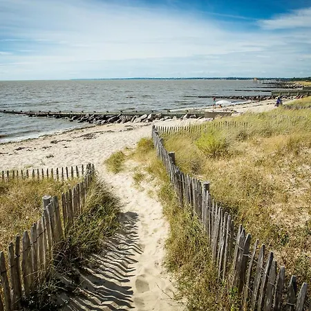 Maison Pour 8, Avec Jacuzzi A 200m De La לה ברנרי-אן-רץ