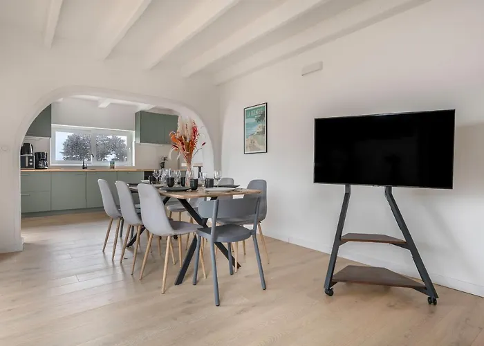 Casa de Férias Maison Pour 8, Avec Jacuzzi à 200m De La *